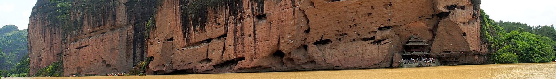 龙虎山丹霞峰林与泸溪河风光